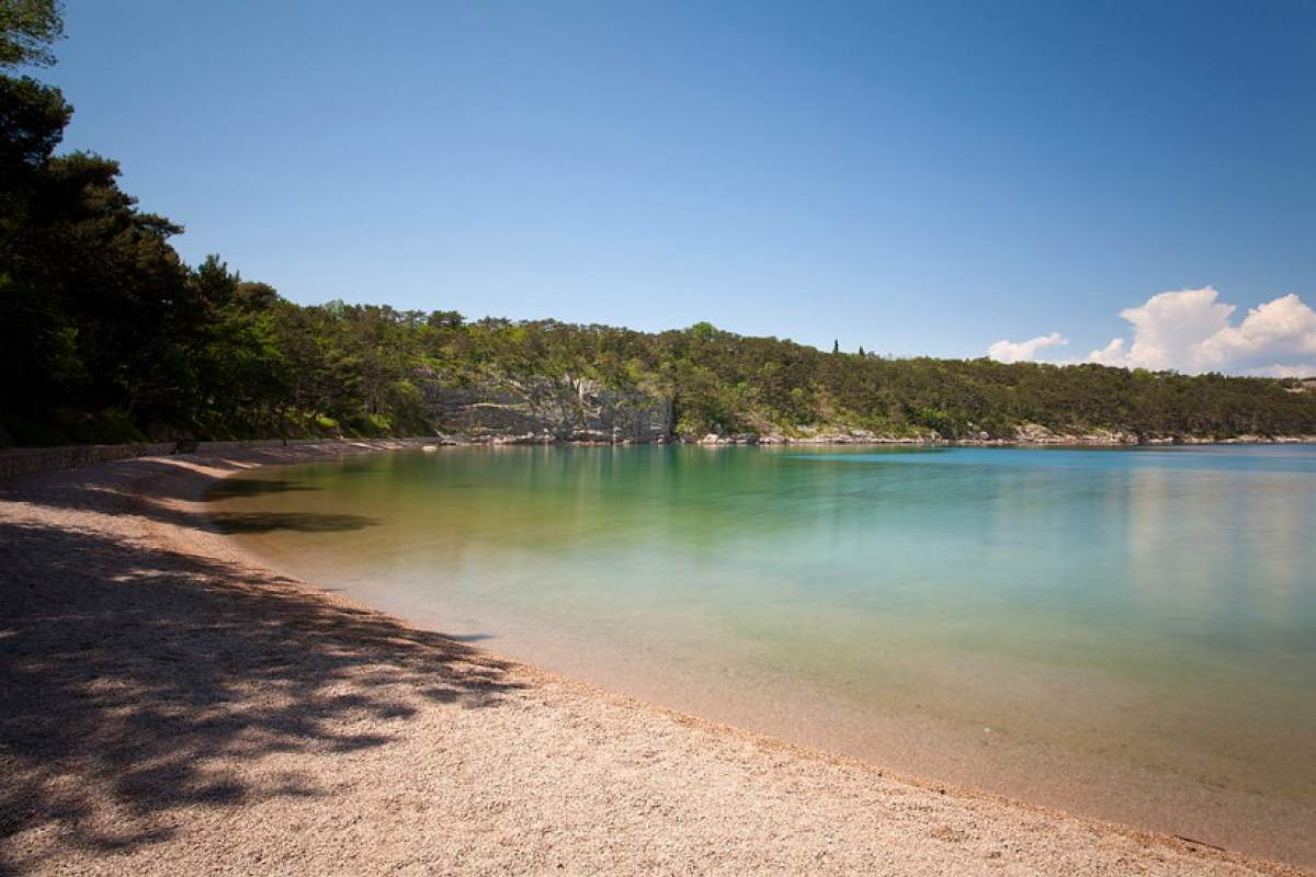 Der Strand Pesja in Omišalj