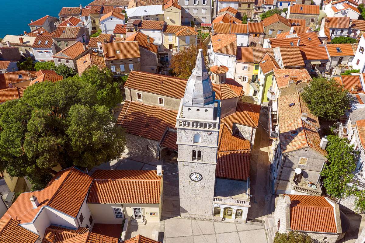 Der Glockenturm in Omišalj