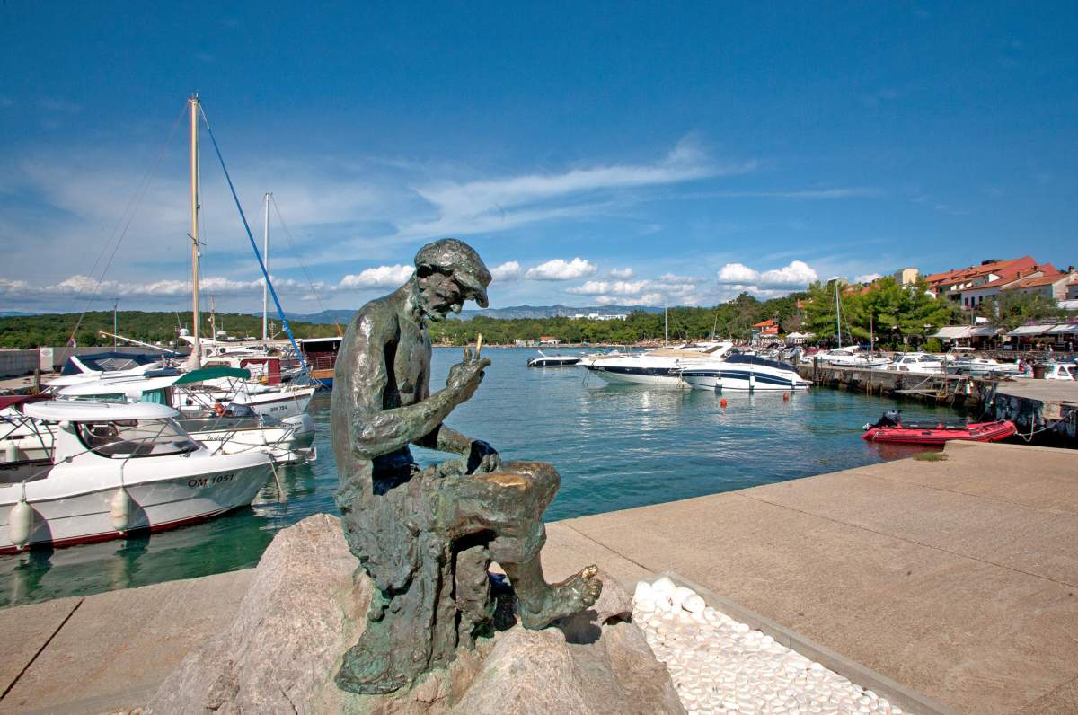 monument to fishermen in Njivice