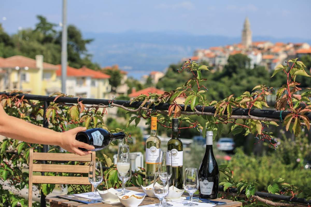 Machen Sie einen Toast mit autochthonem Wein Žlahtina in Vrbnik