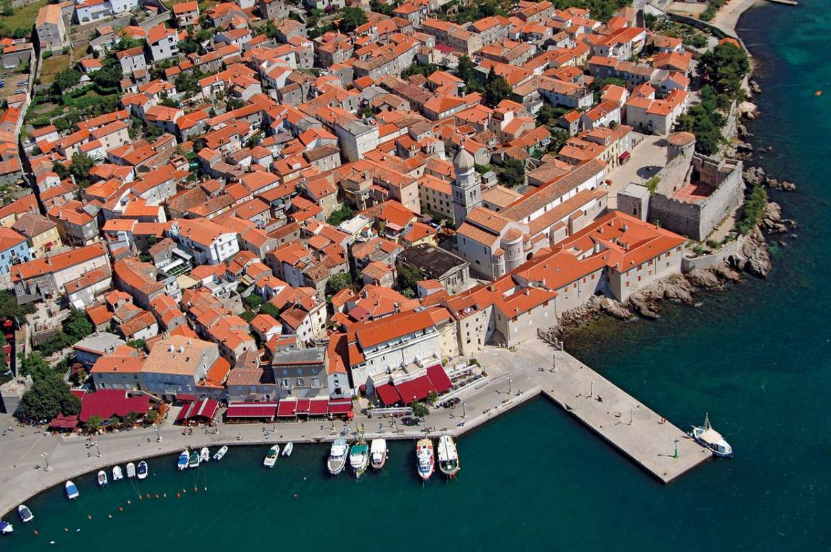 die Altstadt und der Hafen von Krk