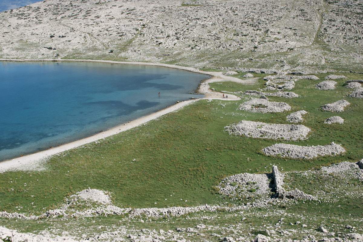Mala luka pokraj Baške