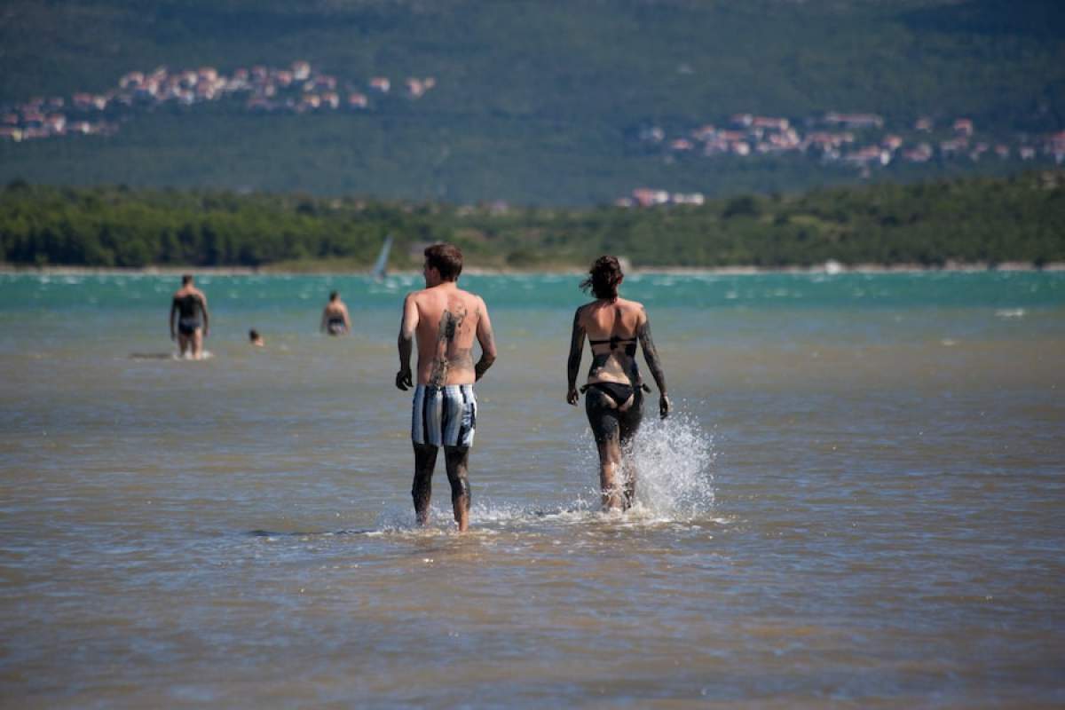 Fango curativo sulla spiaggia Meline sull'isola di Krk