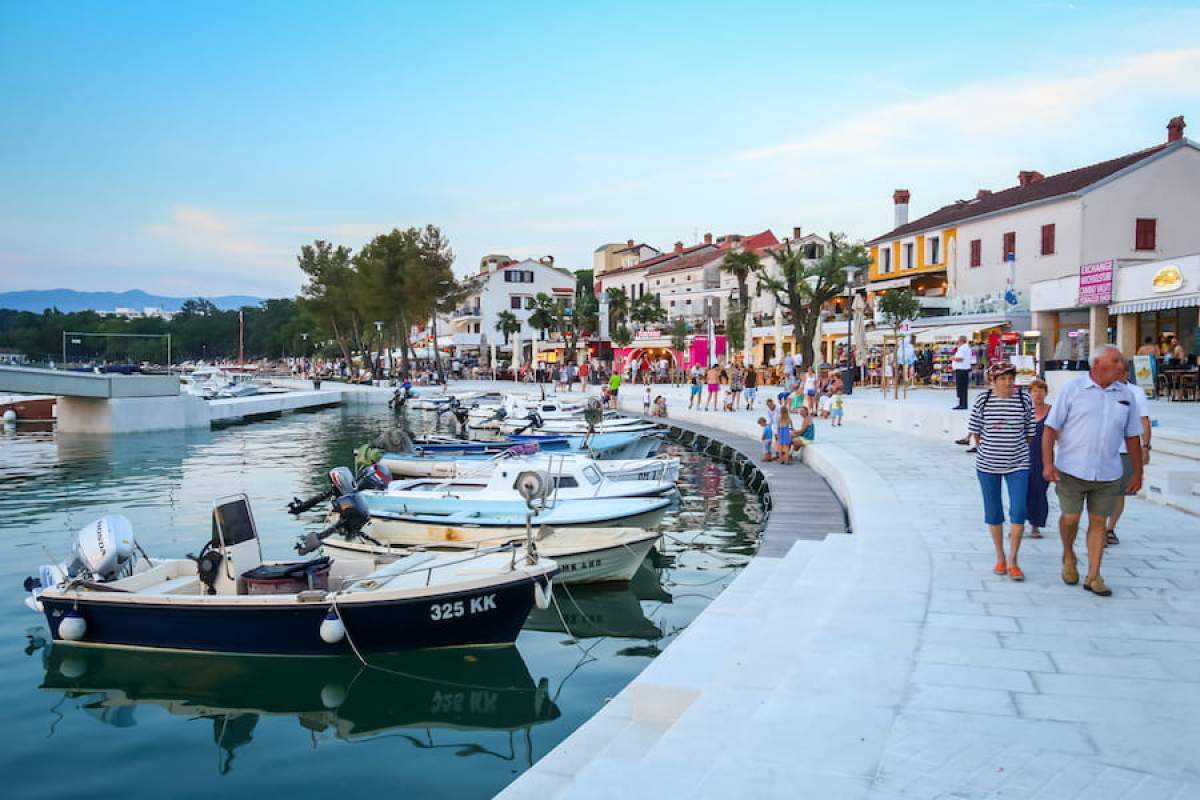 The promenade by the sea in Njivice on the island of Krk is ideal for walks with children during your family holiday
