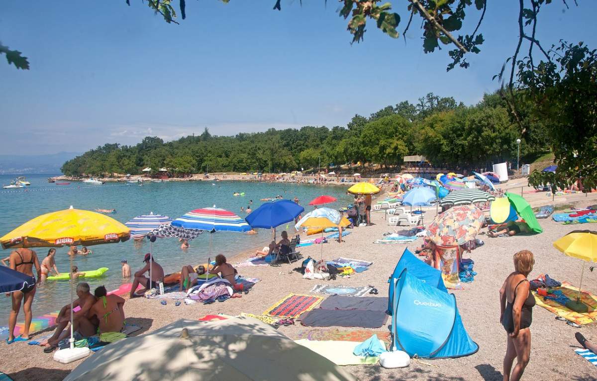 Gravel beach in Njivice camp