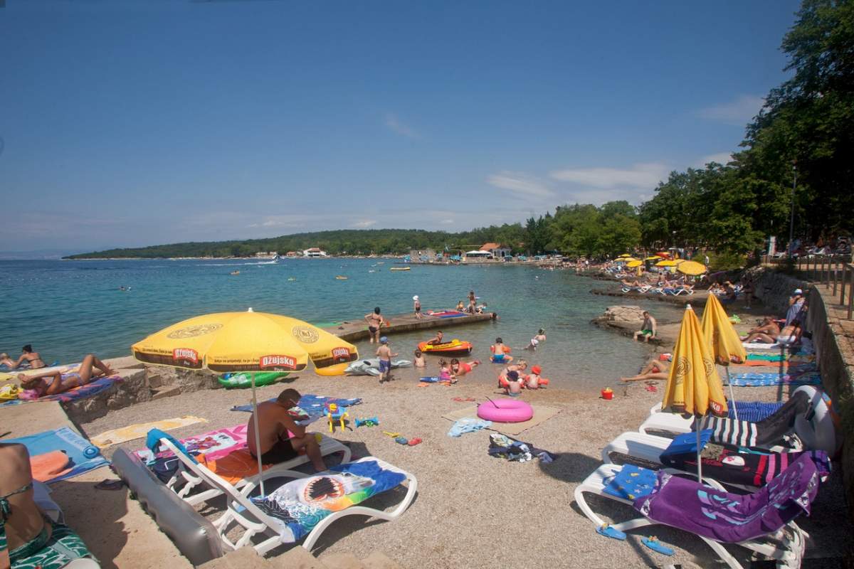 Der Strand in dem Camipingplatz Njivice