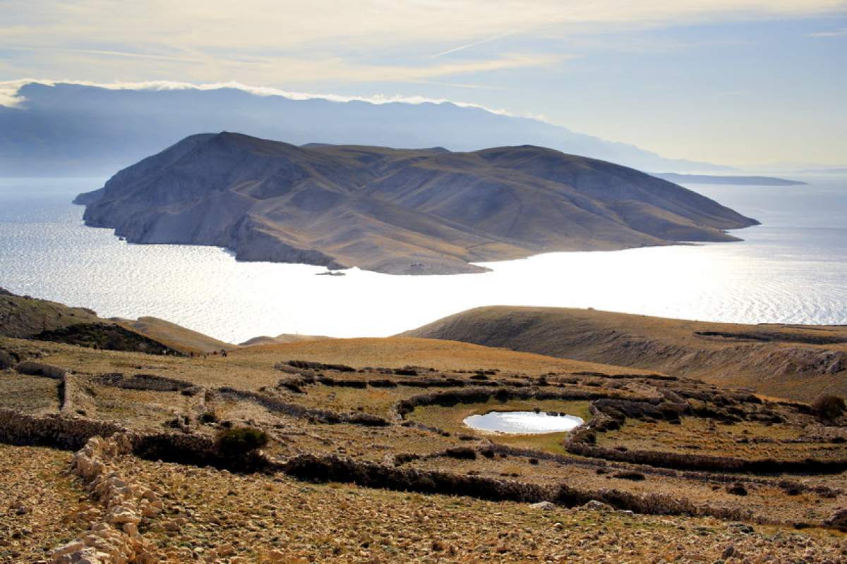 L’isola di Prvić di fronte a Baška