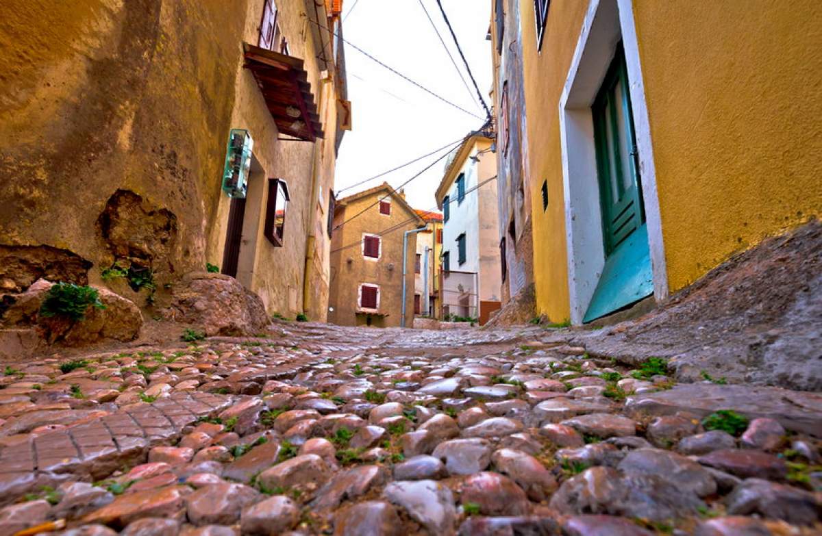 Passeggiate romantice nelle città vecchia dell`isola di Krk