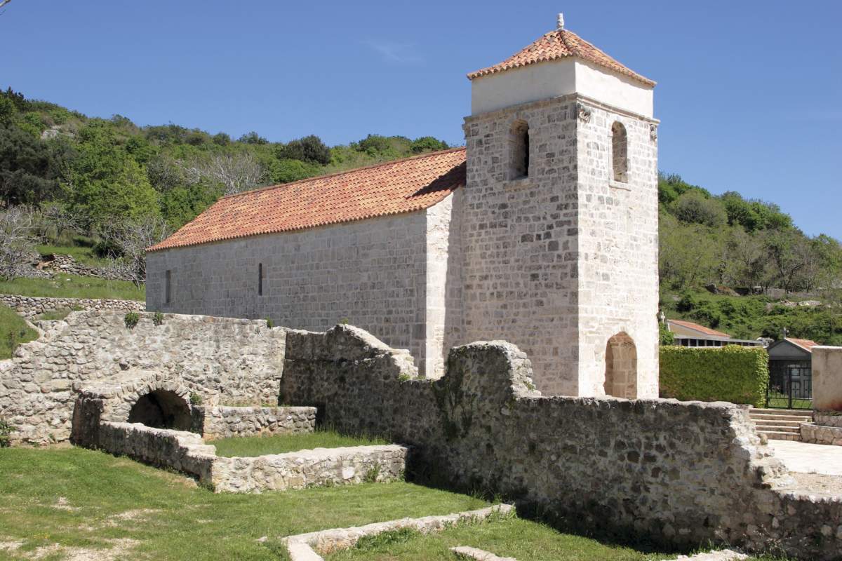 Bašćanska ploča u crkvici sv. Lucije u Jurandvoru