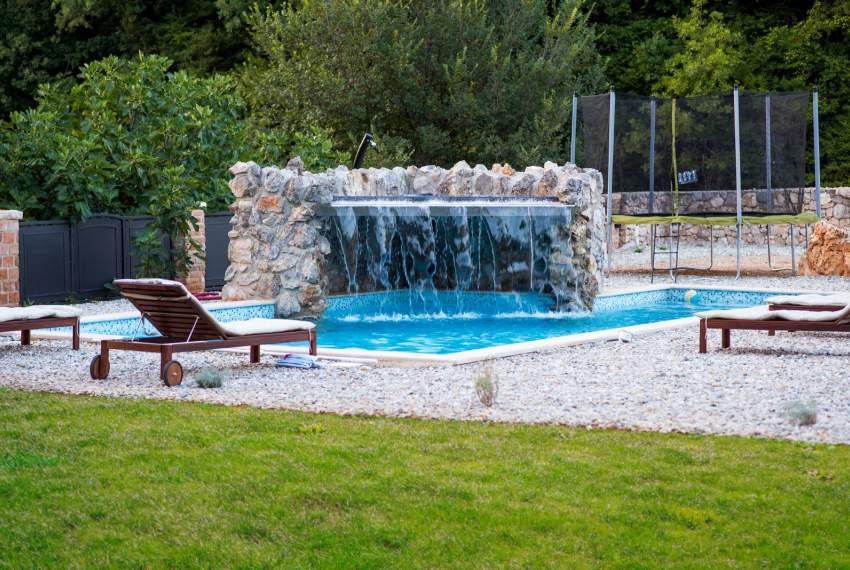 Villa Natura mit Pool und großem Garten inmitten der