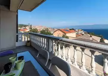 Dorica 1 - spacious apartment with sea view, near the beach