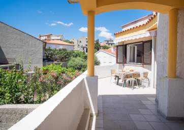 Saraga 1 - prostrani apartman blizu plaže (Croatian)