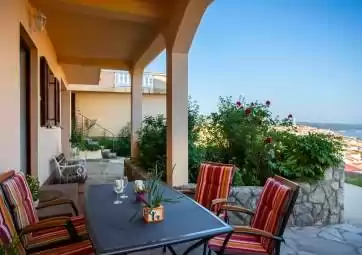 Marinka - con terrazza verde e vista parziale sul mare