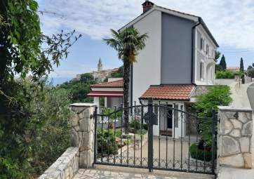 Branko 1 - cozy mansard in the center, with sea view