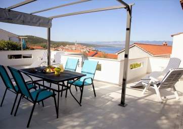 Zlata - prostrani apartman s prekrasnim pogledom na more