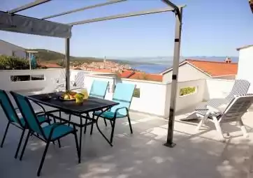 Zlata - prostrani apartman s prekrasnim pogledom na more (Croatian)