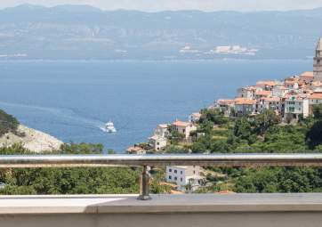 Vrani - con ampio balcone e vista panoramica sul mare