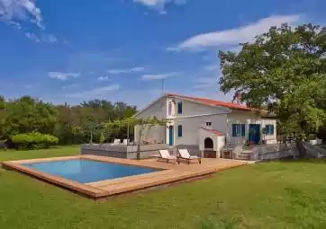 Casa Majavec - con grande piscina e giardino, immersa nella natura