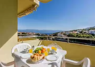 Dora - apartman pun svjetlosti s pogledom na more (Croatian)