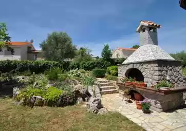 Sara - na mirnoj lokaciji s velikim vrtom