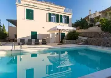 Pegy - moderno appartamento mansardato con piscina