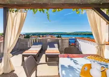 Rory - s krovnom terasom i prekrasnim pogledom na more