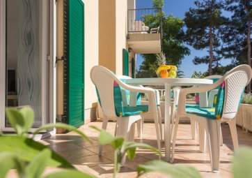 Lena 2 - moderan apartman na mirnoj lokaciji (Croatian)