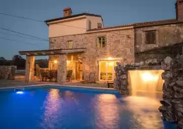 Villa Ivy - s posebno dizajniranim bazenom, okružena prirodom