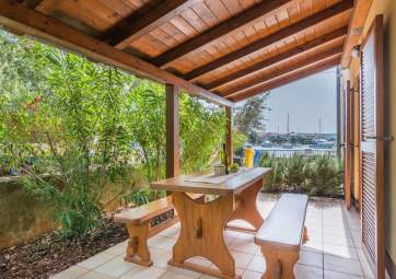 Seafront d - lijepi apartman blizu mora, s natkrivenom terasom