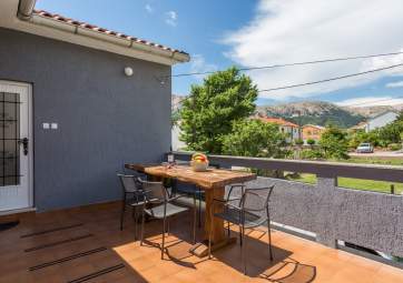 Ariel - with a spacious terrace close to the center