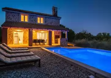 Villa Harmony - vila s bazenom na osami, okružena prirodom (Croatian)