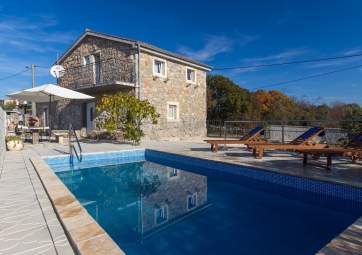 Alba - Steinhaus mit Pool inmitten der Natur