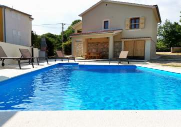 Toni - stone house with pool in village location