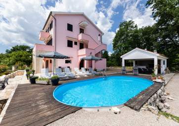 Risika Apartment 2 - mit Swimmingpool und großem Hof