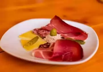 Visita al prosciuttificio e la degustazione del prosciutto