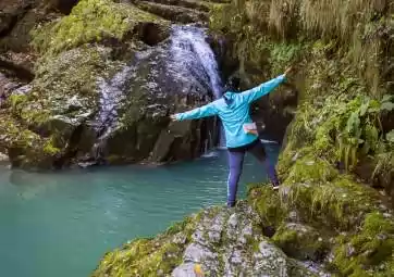 Scopri Zeleni vir e Vražji prolaz con la guida locale