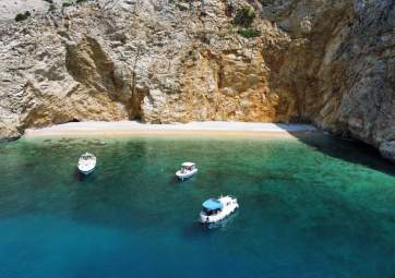 Due ore in barca privata verso le baie nascoste tra Punat e Stara Baška
