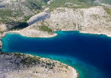 Tour privato giornaliero con la barca sulla costa orientale di Krk