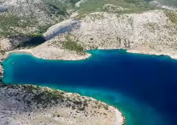 Tour privato giornaliero con la barca sulla costa orientale di Krk