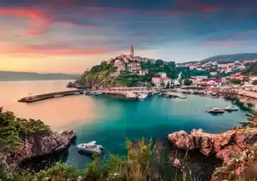 Tramonto sul mare a Vrbnik, con vino e musica sottofondo 