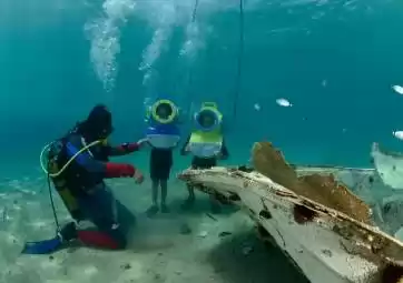 Family underwater adventure - treasure hunt