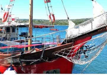 Mit dem Piratenboot zur Insel Plavnik – Blaue Grotte, versteckte Buchten und Mittagessen in der Natur