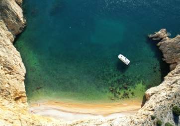 Privatni izlet brodom iz Krka – Zlatna plaža, Plava špilja i potraga za jelenima na Plavniku 