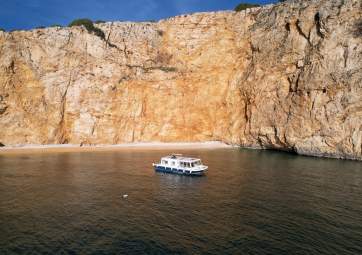 Half-Day Private Boat Trip from Krk – Golden Beach and the Blue Cave on Plavnik